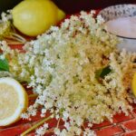Domowa lemoniada z kwiatów czarnego bzu – smak maja w szklance