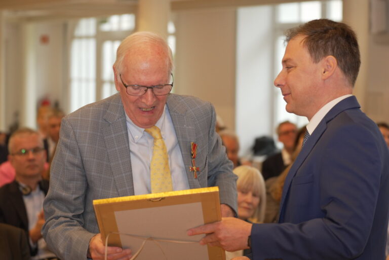 Bundesverdienstkreuz für Helmuth Caspar von Moltke