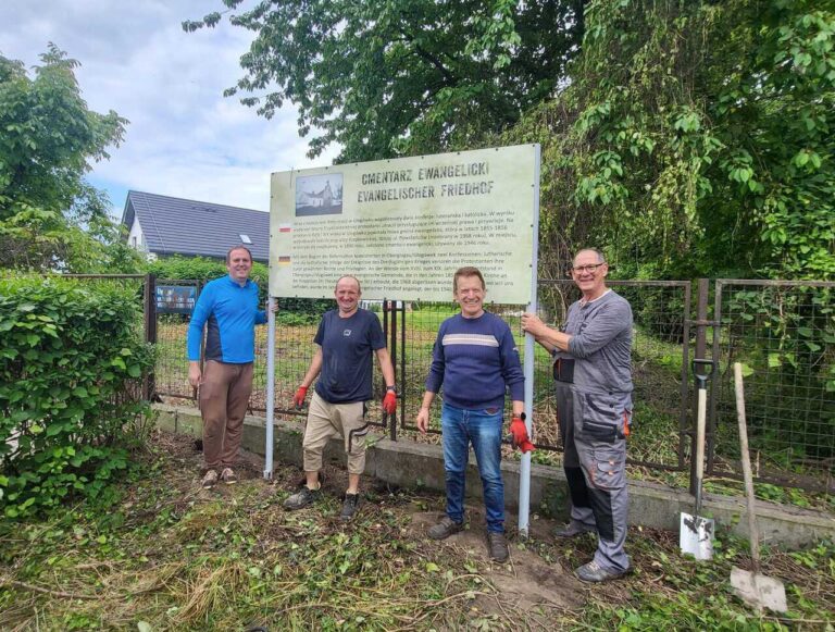 Zweisprachige Tafeln an historischen Friedhöfen