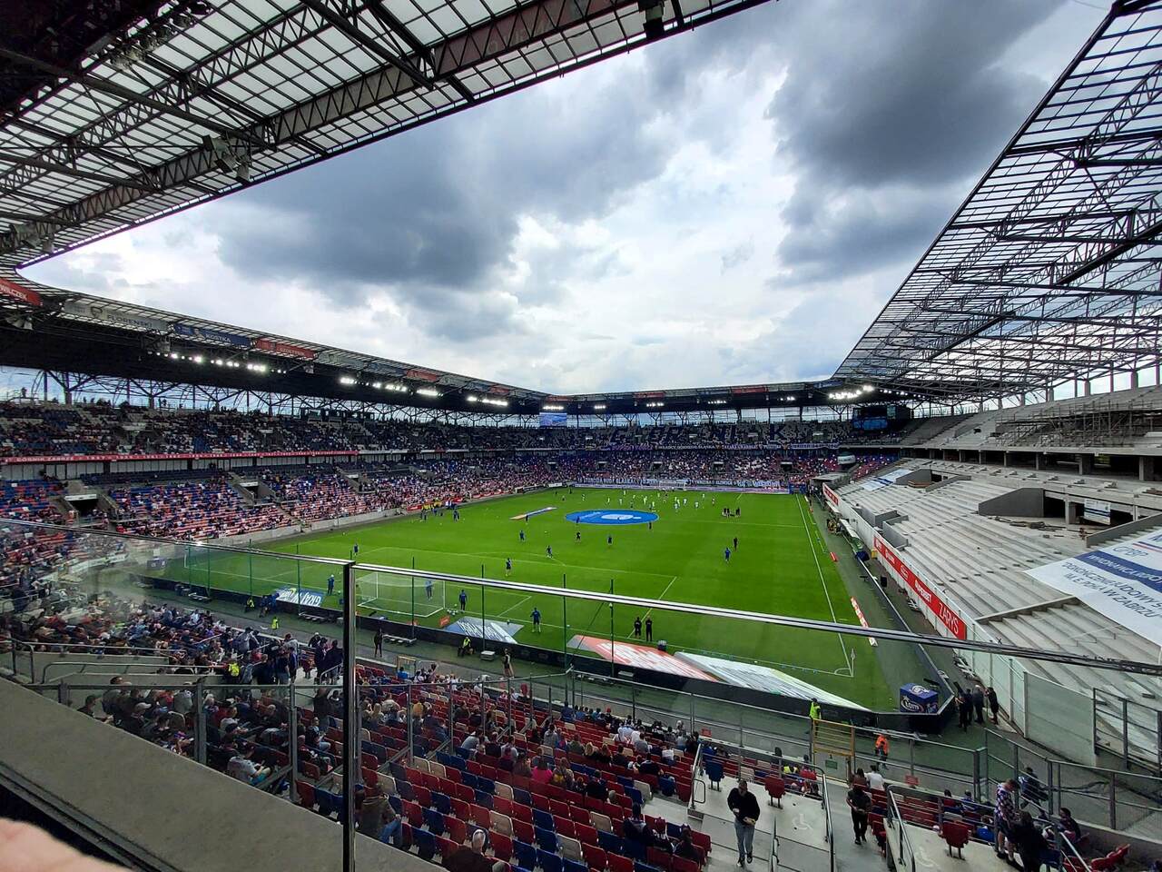 Nowe areny, stare tradycje: Górnośląskie stadiony piłkarskie w procesie transformacji