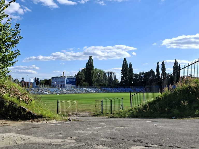 Nowe areny, stare tradycje: Górnośląskie stadiony piłkarskie w procesie transformacji