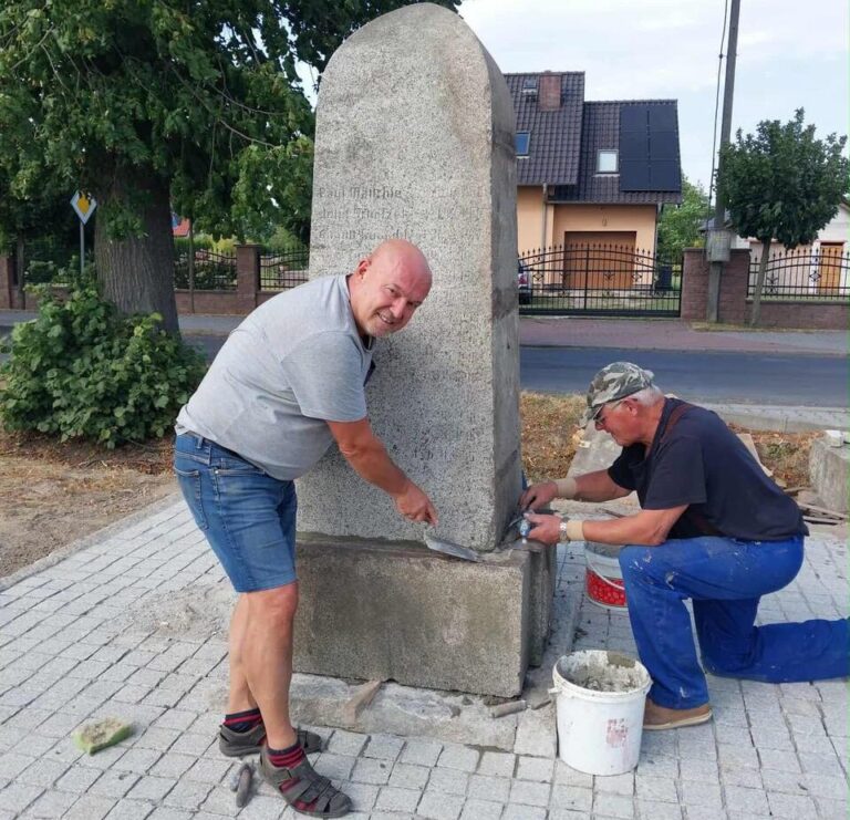 Smogorzów: Obelisk pamięci mieszkańców poległych w I wojnie światowej wraca na swoje miejsce