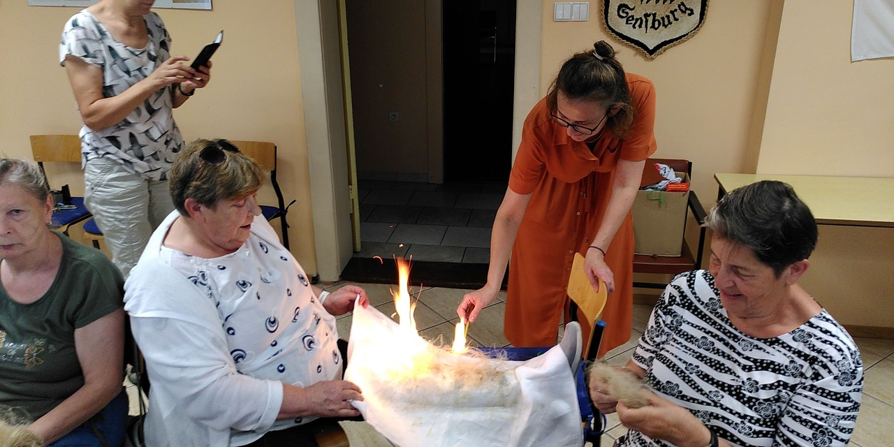 Mrągowo. Jajowanie i palenie lnu