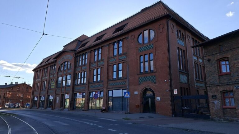 Pomnik codzienności: Jak dom towarowy ukształtował społeczność