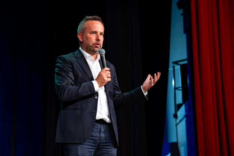 Neues Wochenblatt: Od outsidera do lidera