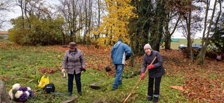 Kwiaty i pamięć dla tych, którzy odeszli