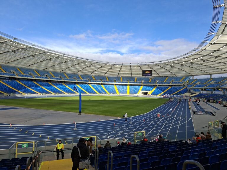 Nowe areny, stare tradycje: Stadiony piłkarskie Górnego Śląska w procesie transformacji