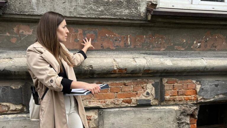 „Mama, patrz, niemiecki napis!”