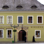 Zabytkowy herb kontra wojownicy z historią