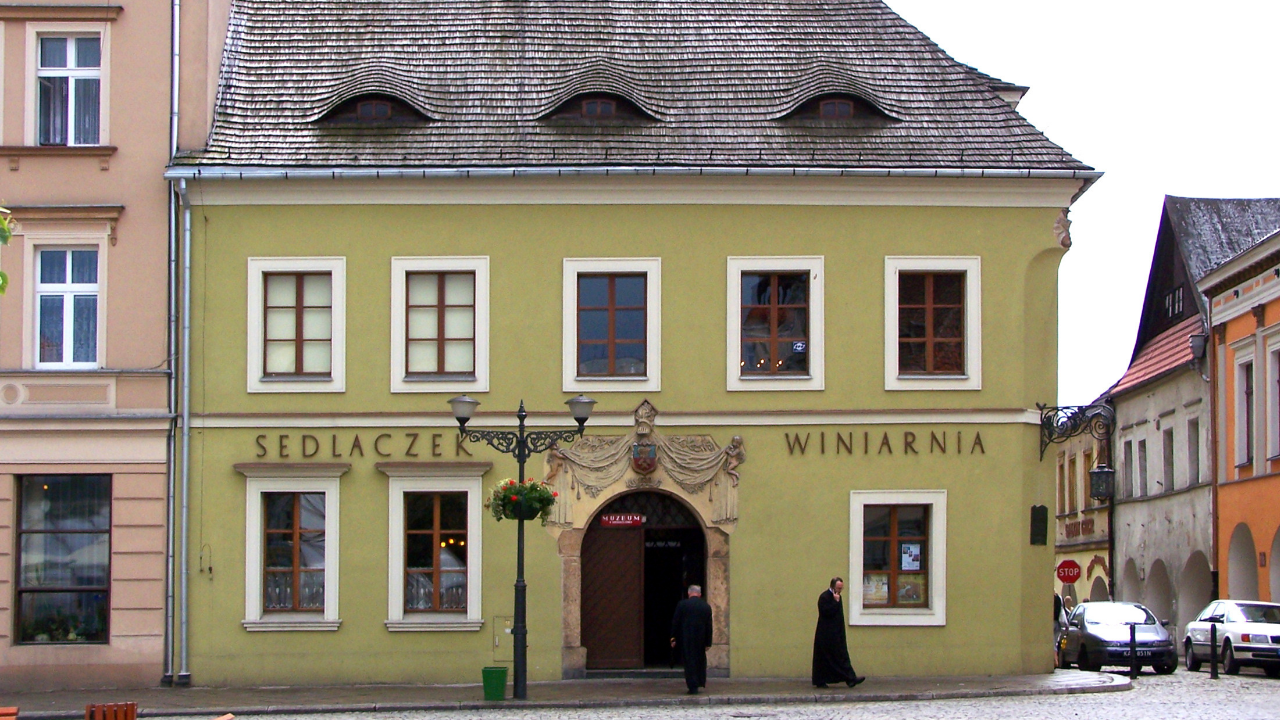 Zabytkowy herb kontra wojownicy z historią