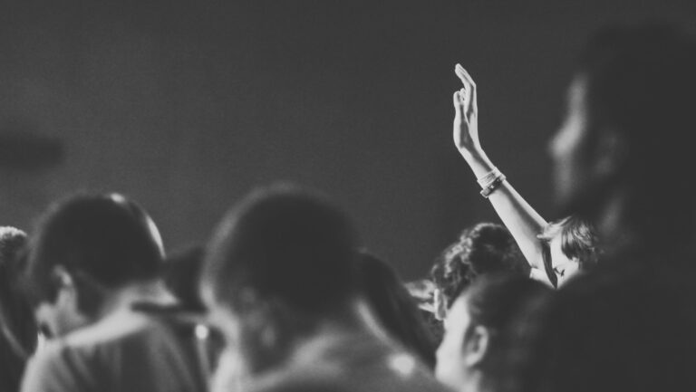 Nachbarschaft verpflichtet: Der Beginn einer Debatte über das Bildungswesen der Minderheit?