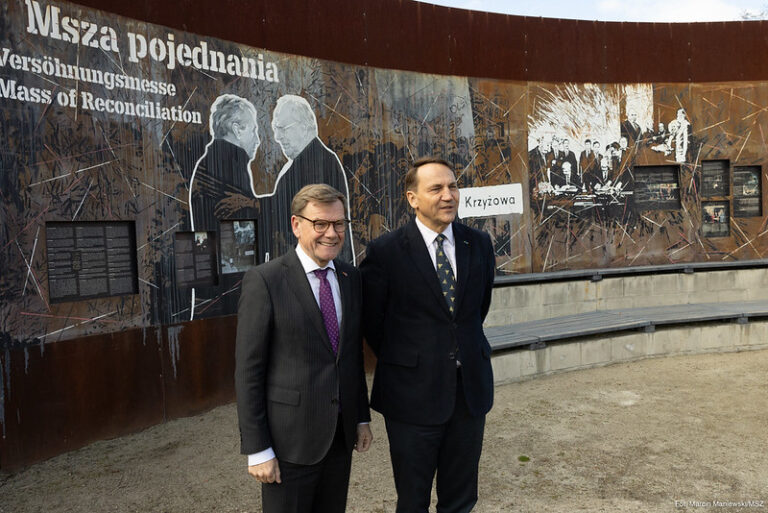 Außenminister Deutschlands und Polens besuchen Internationale Jugendbegegnungsstätte