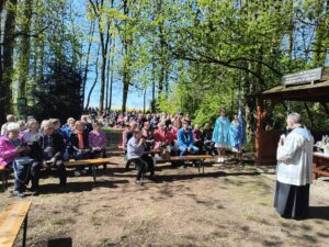 Nabożeństwo majowe na Mosaczu: Gdzie spotykają się tradycja, natura i wspólnota