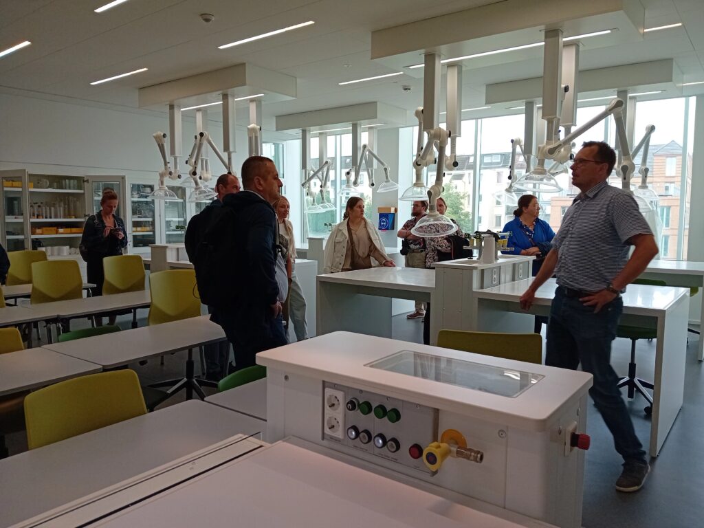 Die Delegation vor der dänischen Duborg-Skolen in Flensburg. Hier ist Zweisprachigkeit der Schlüssel zur Zukunft: Wer hier seinen Abschluss macht, kann seinen schulischen und beruflichen Weg sowohl in Deutschland als auch in Dänemark fortsetzen. Zwar müssen die Schüler durch das bilinguale System ein höheres Pensum leisten, profitieren dafür aber von deutlich mehr Möglichkeiten auf dem europäischen Arbeitsmarkt. Foto: Manuela Leibig