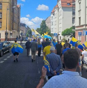 Eine Flagge, viele Emotionen. Über den Streit um den Autonomiemarsch