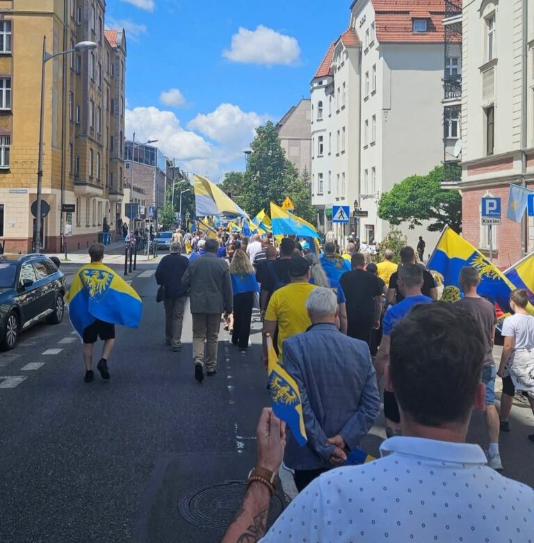 Eine Flagge, viele Emotionen. Über den Streit um den Autonomiemarsch