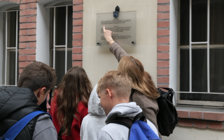 Jugendliche gehen auf Stadtrallye durch Oppeln